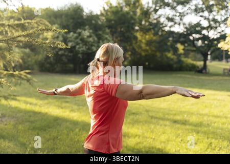 Reife Frau, die an einem sonnigen Sommertag im Park Sport treibt. Stockfoto