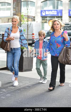 NEW YORK, NY – 15. MAI: Savannah Chrisley, Julie Chrisley und gesehen am 15. Mai 2015 in New York City. Foto: Mpi67 / MediaPunch Stockfoto