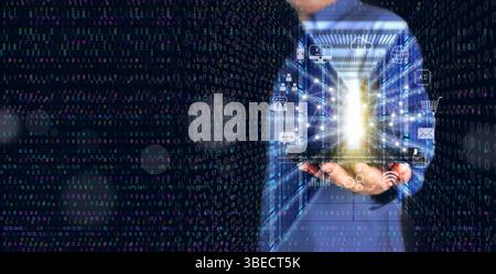 Digitale Technologie und Cloud-Computing-Konzept: Ein Mann, der ein Tablet verwendet, um eine Verbindung zu einem Online-Datenserver herzustellen, zu speichern, zu verarbeiten und zu kommunizieren Stockfoto