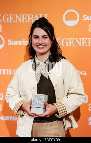 Zürich, Schweiz, 28. Mai 2025: Die Schweizer Musikerin Linda Elys posiert mit ihrer Siegertrophäe während der Swiss Music Awards 2025 im Hallenstadion zur zur Stockfoto