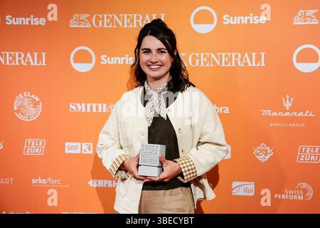 Zürich, Schweiz, 28. Mai 2025: Die Schweizer Musikerin Linda Elys posiert mit ihrer Siegertrophäe während der Swiss Music Awards 2025 im Hallenstadion zur zur Stockfoto