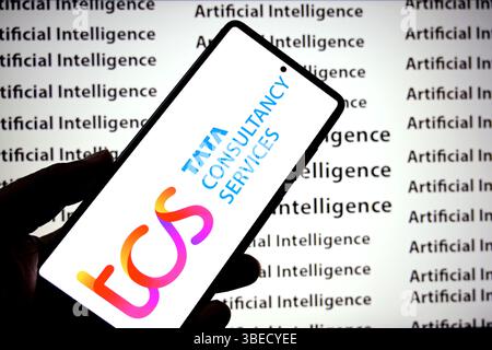In dieser Abbildung ist ein TCS-Logo (Tata Consultancy Services) auf einem Smartphone mit einer Künstlichen Intelligenz (Inschriften) im Hintergrund zu sehen. Stockfoto