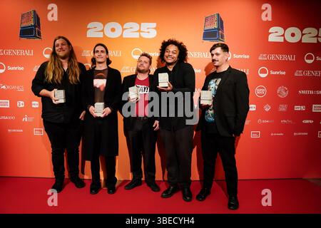 Zürich, Schweiz, 28. Mai 2025: Gruppe Zeal & Ardor posiert mit ihrer Trophäe für den Künstler-Preis während der Swiss Music Awards 2025 im Hallenstadion in Stockfoto