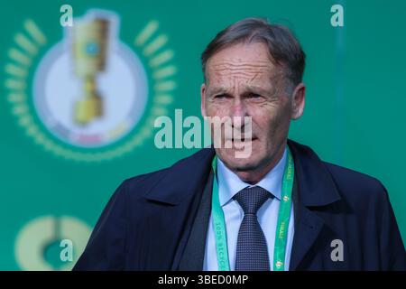 Deutschland. Mai 2025. Fussball DFB-Pokal Finale Arminia Bielefeld - VfB Stuttgart am 24.05.2025 im Olympiastadion Berlin Hans-Joachim Watzke ( Geschaeftsfuehrer Borussia Dortmund/Stellvertretender Sprecher des Praesidiums der Deutschen Fußball Liga DFL ) die DFB-Vorschriften verbieten die Verwendung von Fotografien als Bildsequenzen und/oder Quasi-Video. Foto: Revierfoto Credit: ddp Media GmbH/Alamy Live News Stockfoto