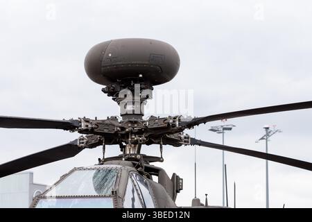 Nürnberg, Deutschland - 25. Mai 2025: Nahaufnahme eines Militärhubschraubers mit Rotorblättern, Radarkuppel und Cockpit vor einem hellgrauen Himmel. Stockfoto