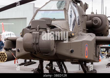 Nürnberg, Deutschland - 25. Mai 2025: Nahaufnahme eines Apache-Hubschraubers mit Waffen, Cockpit und Fahrwerk vor verschwommenem Hintergrund Stockfoto