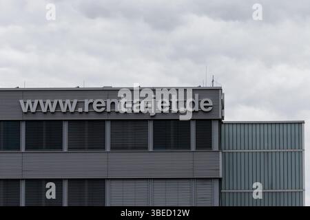 Nürnberg, Deutschland - 25. Mai 2025: Ein graues Gebäude mit „www.rent-a-jet.de“ in weißer Schrift oben, vor einem bewölkten Himmel. Stockfoto