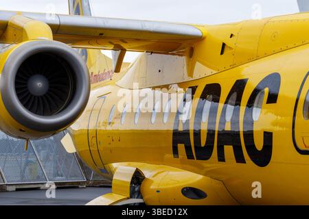 Nürnberg, Deutschland - 25. Mai 2025: Nahaufnahme eines gelben ADAC-Ambulanzflugzeugs mit sichtbarem Triebwerk, Flügel und Rumpfdetails einschließlich Logo. Stockfoto