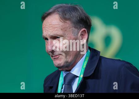 Deutschland. Mai 2025. Fussball DFB-Pokal Finale Arminia Bielefeld - VfB Stuttgart am 24.05.2025 im Olympiastadion Berlin Hans-Joachim Watzke ( Geschaeftsfuehrer Borussia Dortmund/Stellvertretender Sprecher des Praesidiums der Deutschen Fußball Liga DFL ) die DFB-Vorschriften verbieten die Verwendung von Fotografien als Bildsequenzen und/oder Quasi-Video. Foto: Revierfoto Credit: ddp Media GmbH/Alamy Live News Stockfoto