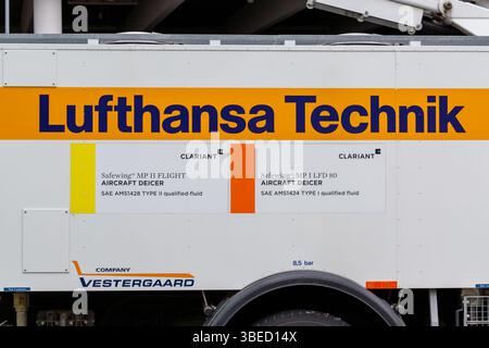 Nürnberg, Deutschland - 25. Mai 2025: Nahaufnahme eines Lufthansa Technik Flugzeugenteisungsfahrzeugs mit Firmenlogos, Produktinformationen und einem Teil einer Stockfoto