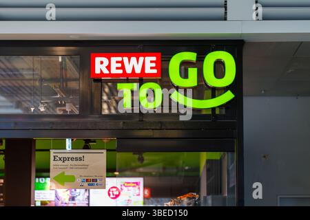Nürnberg, Deutschland - 25. Mai 2025: Das Bild zeigt eine „REWE To Go“-Ladenfront mit einem rot-grünen Logo. Ein „Express!“ Schild hängt unten. Stockfoto
