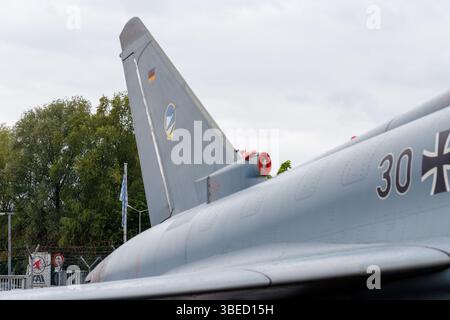 Nürnberg, Deutschland - 25. Mai 2025: Nahaufnahme eines grauen Militärflugzeuges mit der deutschen Flagge, dem Einheitenlogo und der Flugzeugnummer Stockfoto