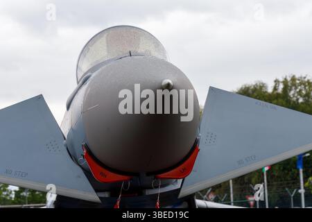 Nürnberg, Deutschland - 25. Mai 2025: Nahaufnahme eines grauen Militärjets. Konzentrieren Sie sich auf die Nase, das Cockpit und die Flügel, mit dem Aufdruck „No Step“ auf den Flügeln. Wolke Stockfoto