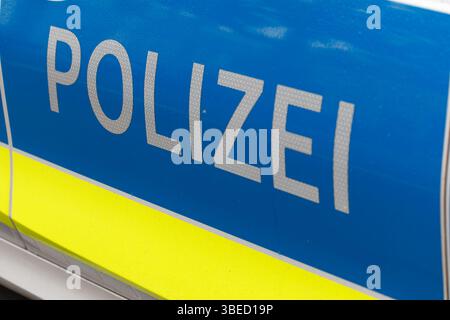 Nürnberg, Deutschland - 25. Mai 2025: Nahaufnahme eines blauen Polizeifahrzeugs mit dem Wort "POLIZEI" Übersetzung: Polizei in silberner Schrift und Geschrei Stockfoto