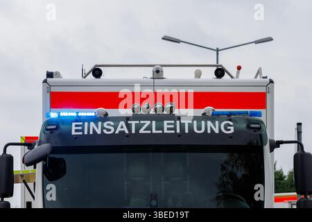 Nürnberg, Deutschland - 25. Mai 2025: Nahaufnahme eines Einsatzfahrzeugs mit der Übersetzung „Einsatzleitung“: Einsatzfahrzeug. Mit blauer LIGT Stockfoto