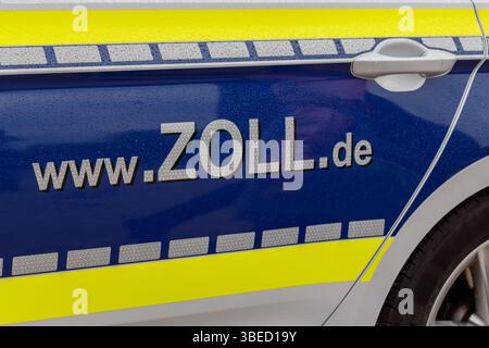 Nürnberg, Deutschland - 25. Mai 2025: Nahaufnahme eines blau-weißen Fahrzeugs mit 'www.ZOLL.de' Übersetzung: Grenzpatrouille ausgestellt. Mit gelbem Strang Stockfoto