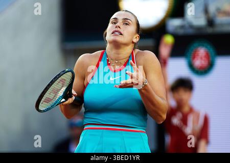 PARIS, FRANKREICH - 28. MAI: Aryna Sabalenka reagiert auf Jil Teichmann aus der Schweiz beim Spiel der Frauen-Singles in der zweiten Runde am vierten Tag der French Open 2025 in Roland Garros am 28. Mai 2025 in Paris. (Foto von QSP) Stockfoto