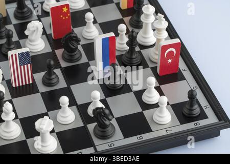 Symbole der Fahnen der Welt auf dem Schachbrett. Der Begriff des politischen Spiels Stockfoto