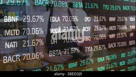 Bild der Verarbeitung von Finanzdaten über Frau im Lager Stockfoto