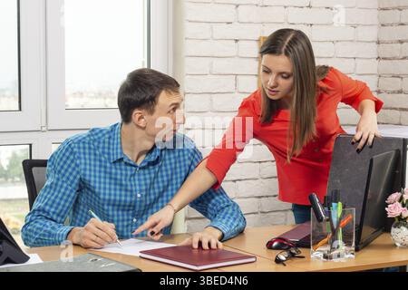 Der Direktor bedarf der Erläuterung von der Document Content Specialist Stockfoto