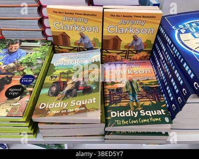 Jeremy Clarkson, Diddly Squat Farm, Clarkson's Farm Bücher zum Verkauf im örtlichen Buchladen Stockfoto