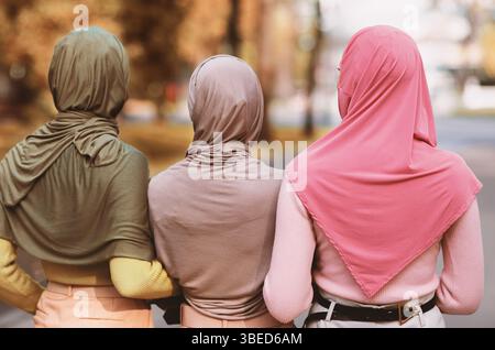 Drei Unkenntlich Muslimische Damen In Hijab Walking Outdoor Stockfoto