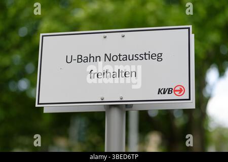 Köln, Deutschland 26. Mai 2025: Schild, das darauf hinweist, dass ein Notausgang der Kölner U-Bahn freigehalten werden muss Stockfoto