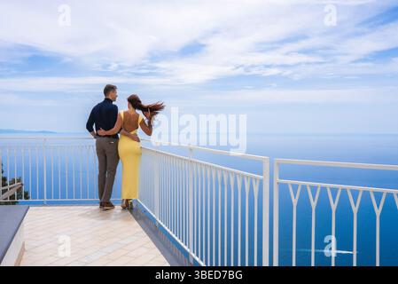 Paare auf der Terrasse mit Blick auf das Tyrrhenische Meer in Amalfi Stockfoto