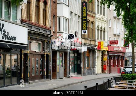 Köln 26. Mai 2025: Bars, Restaurants und Geschäfte in der Friesenstraße in der Kölner Altstadt Stockfoto
