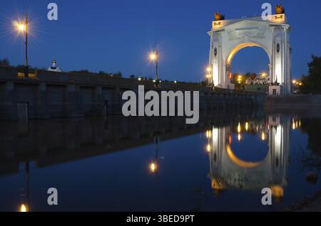 Abend mit Reflexion über Wasser Bogen zur ersten Schleuse des Wolga-Don-Kanals benannt nach VI Lenina, Volgograd Stockfoto
