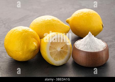 Backnatron in einer Schüssel mit Zitrone - Zitrus Limon Stockfoto