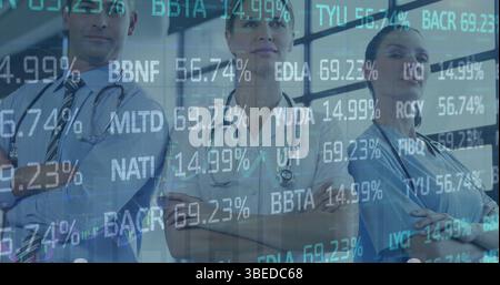 Bild der Börsendatenverarbeitung über das Team von verschiedenen medizinischen Fachkräften stehen Stockfoto