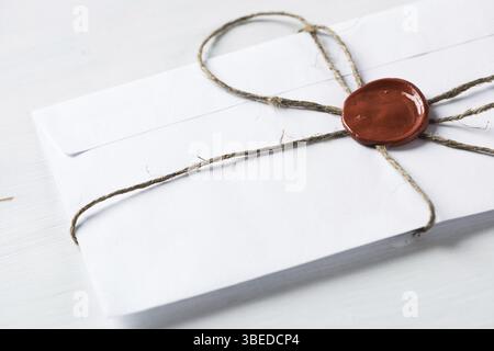 Alten Briefumschlag mit Wachs versiegeln auf Holzuntergrund Stockfoto