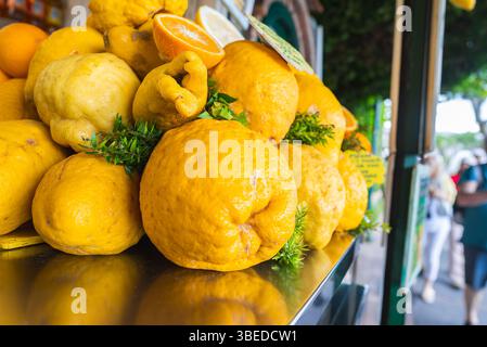 Große unregelmäßige Zitronen mit Grün auf dem Outdoor-Markt in Capri, Italien Stockfoto