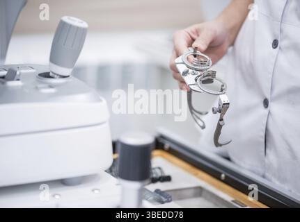 Frau Doktor hält in seinen Händen die optische Prüfung Linsen für Prüfung Vision. medizinisches Konzept Stockfoto