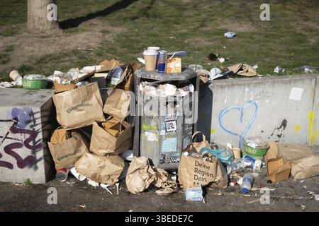 Berlin, Deutschland - 27. März 2022 Mülleimer überladen mit Müll. Das Problem der Müllverschmutzung in der Stadt. . Stockfoto