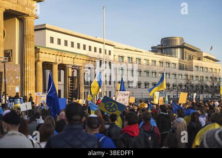 Berlin, Deutschland - 27. März 2022 Protest gegen den Krieg und Unterstützung der Ukraine bei der russischen Besatzung. Demonstration von Aktivisten. Stockfoto