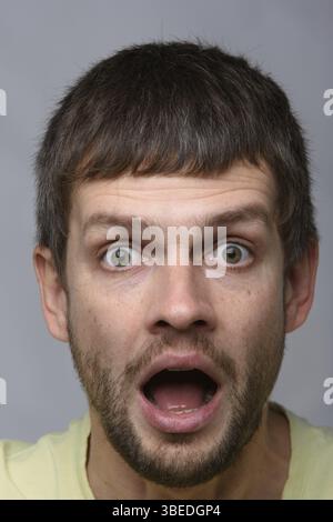 Nahaufnahme eines sehr überraschten Mannes von europäischem Aussehen Stockfoto