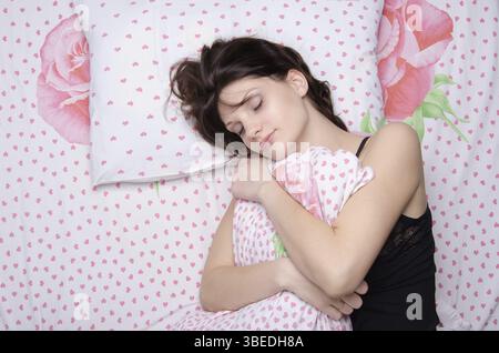 Die junge schöne Frau im Bett schlafen Stockfoto