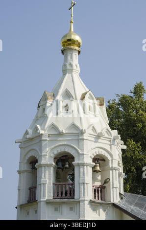 Sergiev Posad - 10. August 2015: Glockenturm Closeup Pyatnitskaya Kirche in Sergiev Posad Stockfoto