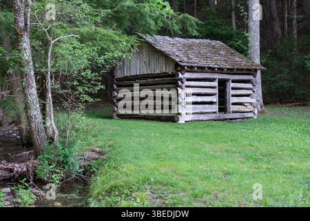 Eine Hütte am Creek, Cades Cove, Great Smoky Mountains National Park, Tennessee Stockfoto