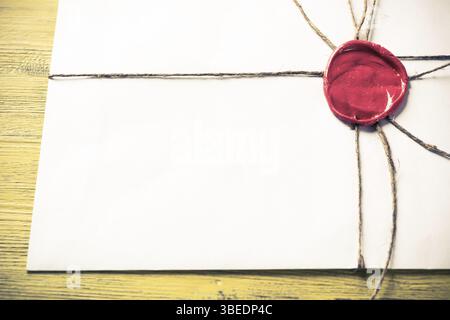 Alten Briefumschlag mit Wachs versiegeln auf Holzuntergrund Stockfoto