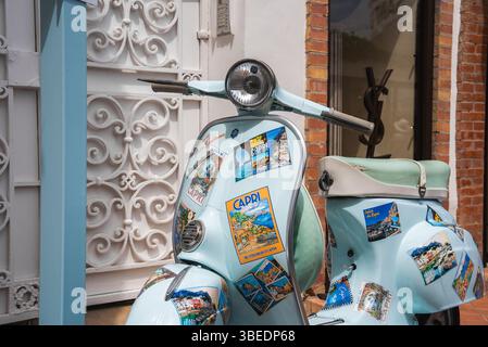 Hellblauer Vintage Roller mit Aufklebern in Capri, Italien Stockfoto