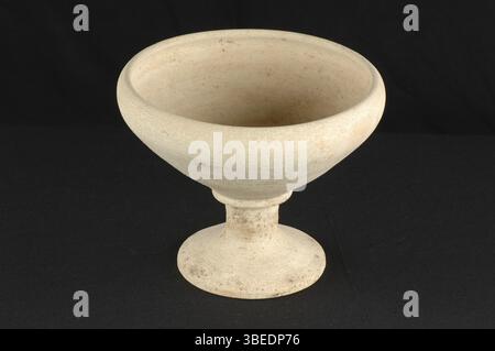 Orientalische antike Keramikschale auf schwarzem Hintergrund Stockfoto