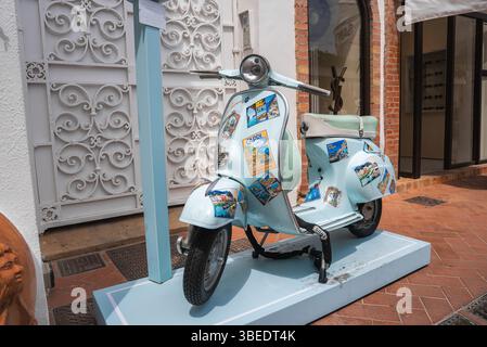 Vintage Light Blue Roller mit Capri-Dekorationen in Italien Stockfoto
