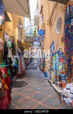 Farbenfrohe Straße mit Geschäften und Boutiquen in Positano, Italien Stockfoto