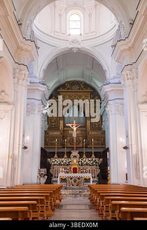 Verziertes Kircheninnere mit Altar und Pfeifenorgel in Capri, Italien Stockfoto