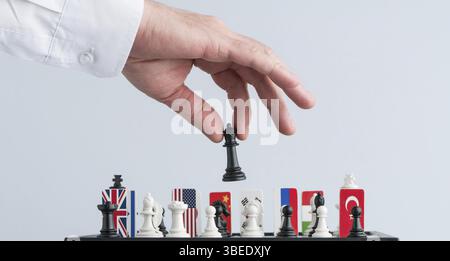 Die Hand des Politikers bewegt ein Schachstück. Konzeptuelles Foto eines politischen Spiels und einer Strategie Stockfoto