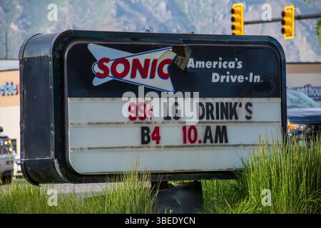 Spanish Fork, UT, USA – 28. Mai 2025: Beschilderung vor einem Sonic Drive-in Restaurant in Spanish Fork, Utah, hebt die klassische US-amerikanische Fast-Food-Kette hervor. Stockfoto