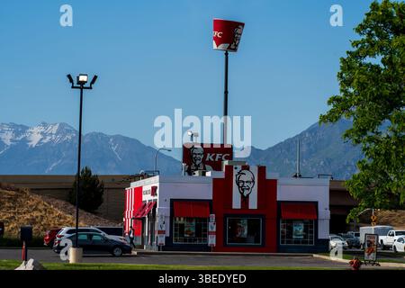 Spanish Fork, UT – 28. Mai 2025: Das Äußere eines KFC-Restaurants. KFC, eine amerikanische Fast-Food-Kette, ist auf gebratenes Hühnchen spezialisiert. Stockfoto